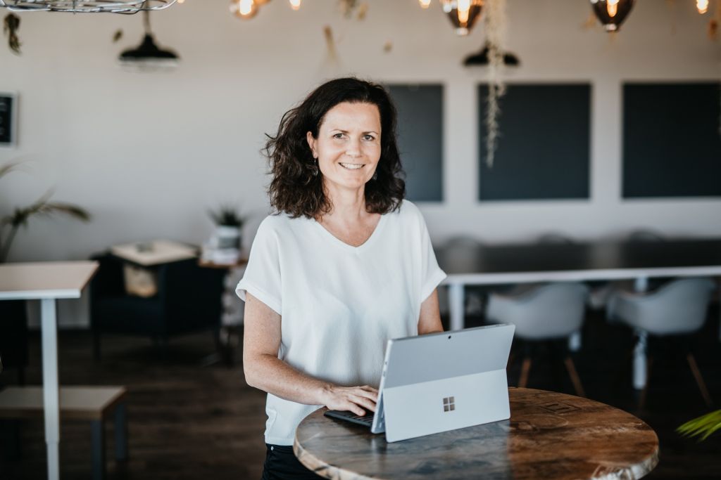 Business Mentorin Maren Ehlers Steht im Schulungsraum am Laptop Vision und Strategie